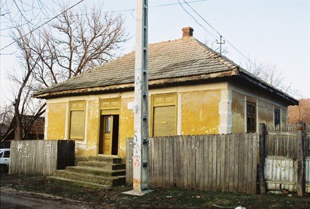 Casa de rugaciune din localitatea in care s-a nascut Dumitru Cornilescu in paragina